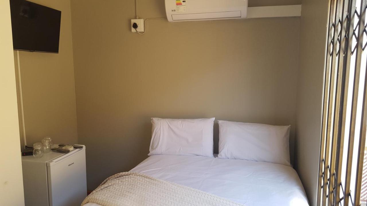 יוהנסבורג Tlelakufuma Guest House מראה חיצוני תמונה
