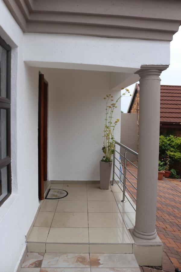 יוהנסבורג Tlelakufuma Guest House מראה חיצוני תמונה